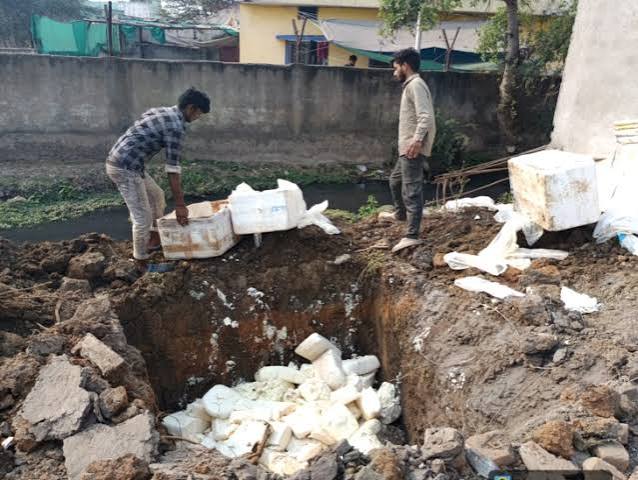 रायपुर रेलवे स्टेशन पर आरपीएफ और खाद्य सुरक्षा विभाग द्वारा जब्त किया गया 600 किलो संदिग्ध पनीर।