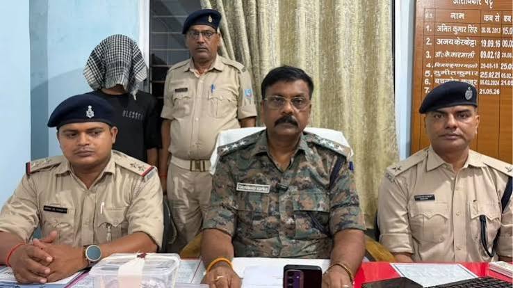 जमशेदपुर के पारडीह चौक के पास 38 पुड़िया ब्राउन शुगर के साथ पकड़ा गया आरोपी सौरभ ओहरी