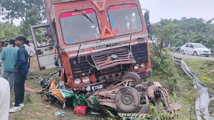 लातेहार की डेढ़टंगवा घाटी में ऑटो पर कंटेनर पलटने से बड़ा हादसा