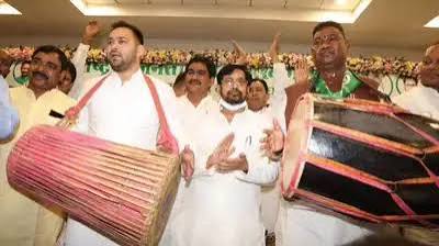 विश्व आदिवासी दिवस पर बधाई संदेश देते नेता प्रतिपक्ष तेजस्वी यादव