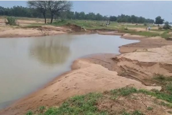 गरियाबंद में पैरी नदी का तटबंध टूटने से 150 एकड़ खेत में जमी रेत की परत