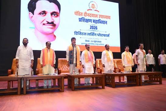 रायपुर में भाजपा प्रदेश कार्यालय की बैठक में राष्ट्रीय सह महामंत्री शिवप्रकाश और पार्टी पदाधिकारी