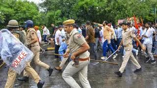 जयपुर में करणी सेना प्रदर्शन के बाद पुलिस वाटर कैनन कार्रवाई और कलेक्ट्रेट सर्किल पर जमा प्रदर्शनकारी