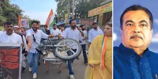 नागपुर में ई-20 ईंधन के विरोध में नितिन गडकरी के आवास की ओर प्रदर्शन करते युवा कांग्रेस कार्यकर्ता