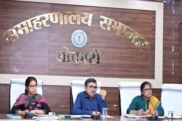 चतरा में हंटरगंज बाईपास निर्माण जल्द शुरू कराने के लिए केंद्रीय मंत्री नितिन गडकरी को पत्र सौंपते सांसद कालीचरण सिंह।
