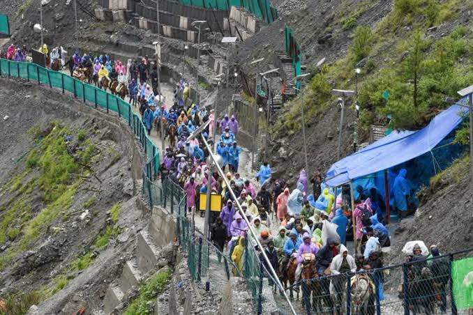 जम्मू के भगवती नगर आधार शिविर से बालटाल के लिए रवाना होते अमरनाथ यात्रा के तीर्थयात्री