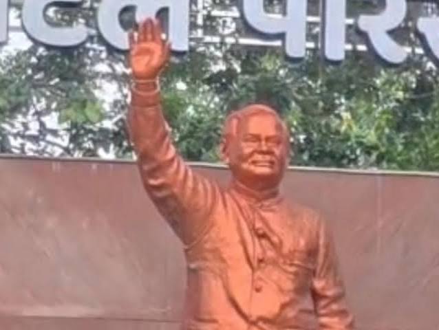 कटघोरा नगर पालिका में अटल प्रतिमा निर्माण में धांधली के खिलाफ युवा कांग्रेस का अर्धनग्न प्रदर्शन