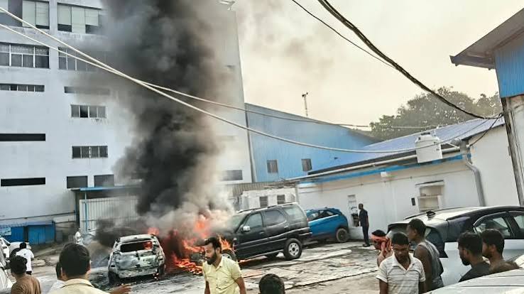 रांची के कोकर इंडस्ट्रियल एरिया स्थित टाटा मोटर्स वर्कशॉप में दमकल कर्मियों द्वारा बुझाई जाती भीषण आग