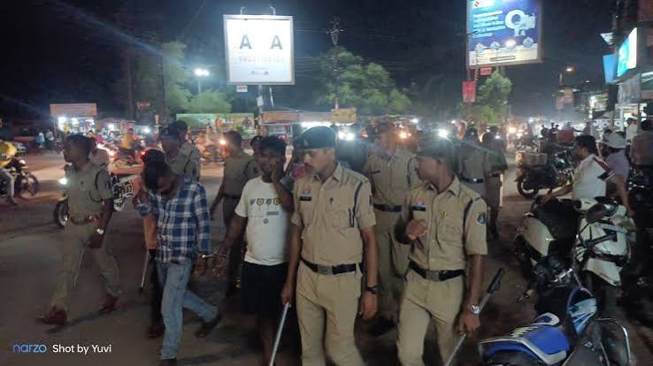 नवापारा राजिम में पुलिस पर हमला करने वाले आरोपियों की गिरफ्तारी के बाद निकाला गया पुलिस जुलूस
