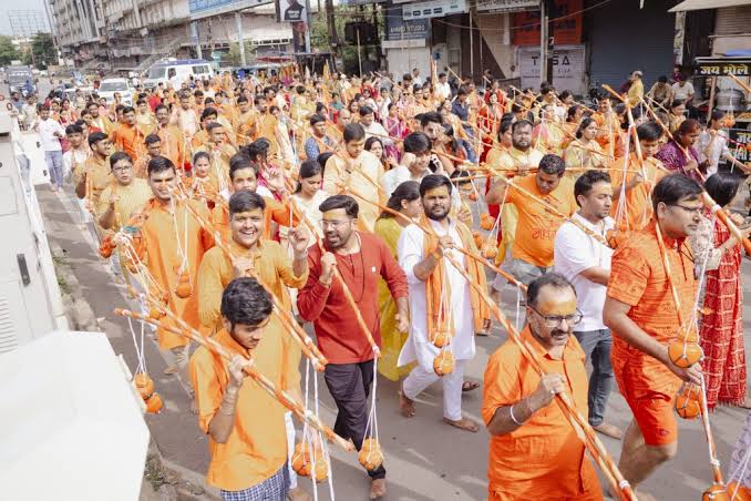 रायपुर में अग्रवाल समाज द्वारा आयोजित भव्य कांवड़ यात्रा के दौरान उमड़ी श्रद्धालुओं की भीड़