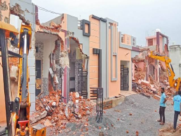 रायपुर नगर निगम मुख्यालय में समीक्षा बैठक लेतीं महापौर मीनल चौबे और निगम अधिकारी।