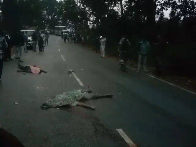 गुमला के घाघरा में चपका तालाब के पास स्कूटी और बाइक दुर्घटना स्थल पर जांच करती पुलिस