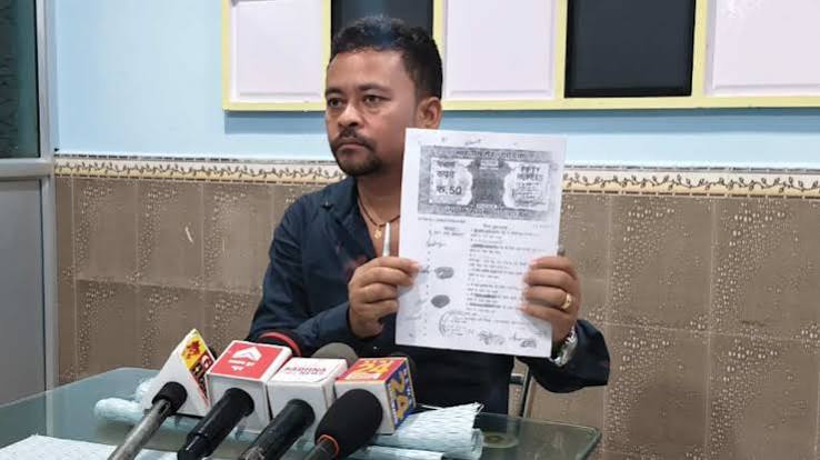 आरंग में एक करोड़ रुपये के जमीन विवाद पर पत्रकार वार्ता करते शिकायतकर्ता कुलदीप पाण्डेय
