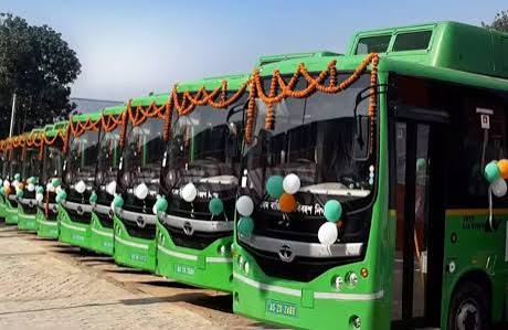 नवा रायपुर में ई-बस और सड़क परियोजनाओं की समीक्षा करते मुख्य सचिव विकासशील।