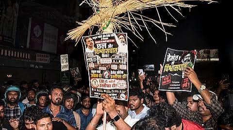 गिरिडीह में हेमंत सरकार के खिलाफ प्रदर्शन के दौरान पुलिस द्वारा डिटेन किए गए छात्र और भाजपा नेता