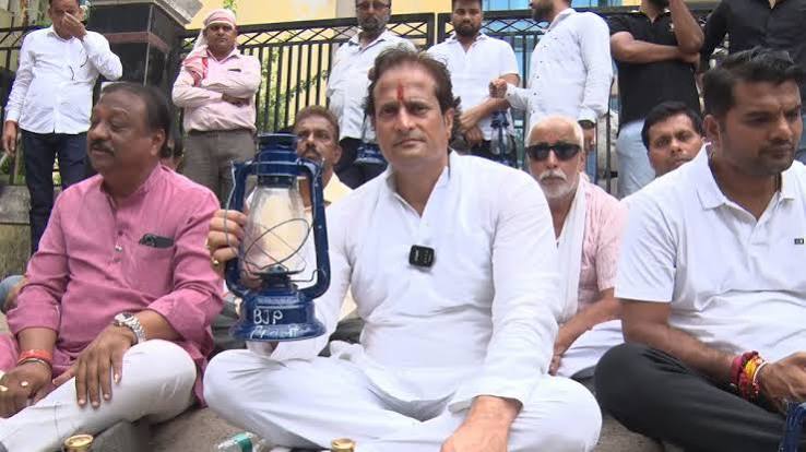 छत्तीसगढ़ में बिजली कंपनी के IPO और निजीकरण के विरोध में बयान देते कांग्रेस अध्यक्ष दीपक बैज।