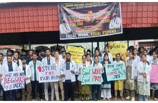 बिलासपुर सिम्स में स्टाइपेंड बढ़ाने की मांग को लेकर हड़ताल पर बैठे एमबीबीएस इंटर्न डॉक्टर