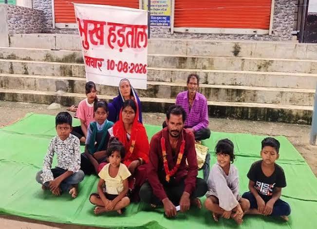 सक्ती जिले के भोथिया तहसील कार्यालय के बाहर बच्चों के जन्म प्रमाण पत्र हेतु भूख हड़ताल पर बैठा परिवार