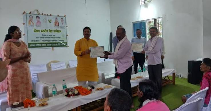 नारायणपुर में आयोजित वैद्य सम्मेलन में पारंपरिक जड़ी-बूटियों के संरक्षण पर चर्चा करते अतिथि