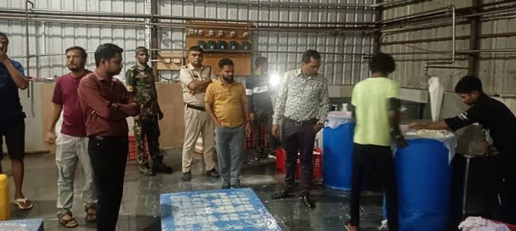 महासमुंद के वैद्य फूड्स में आधी रात जांच करते खाद्य सुरक्षा विभाग और पुलिस के अधिकारी