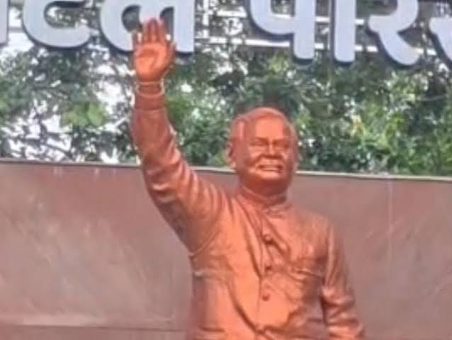 मरवाही नगर पंचायत में स्थापित पूर्व प्रधानमंत्री अटल बिहारी वाजपेयी की क्षतिग्रस्त प्रतिमा पर मरम्मत के निशान
