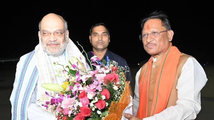 दंतेवाड़ा में केंद्रीय गृह मंत्री अमित शाह द्वारा भेजा गया प्रशंसा पत्र अधिकारियों को प्रदान करते एसपी चंद्रमोहन सिंह।