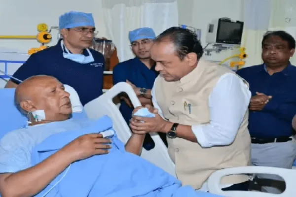 रांची के अस्पताल में वरिष्ठ विधायक सरयू राय का हालचाल जानते स्वास्थ्य मंत्री डॉ. इरफान अंसारी