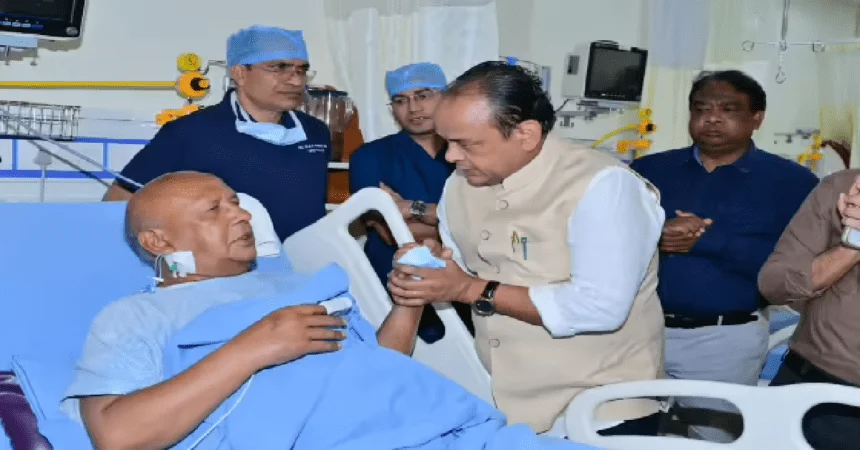 रांची के अस्पताल में वरिष्ठ विधायक सरयू राय का हालचाल जानते स्वास्थ्य मंत्री डॉ. इरफान अंसारी