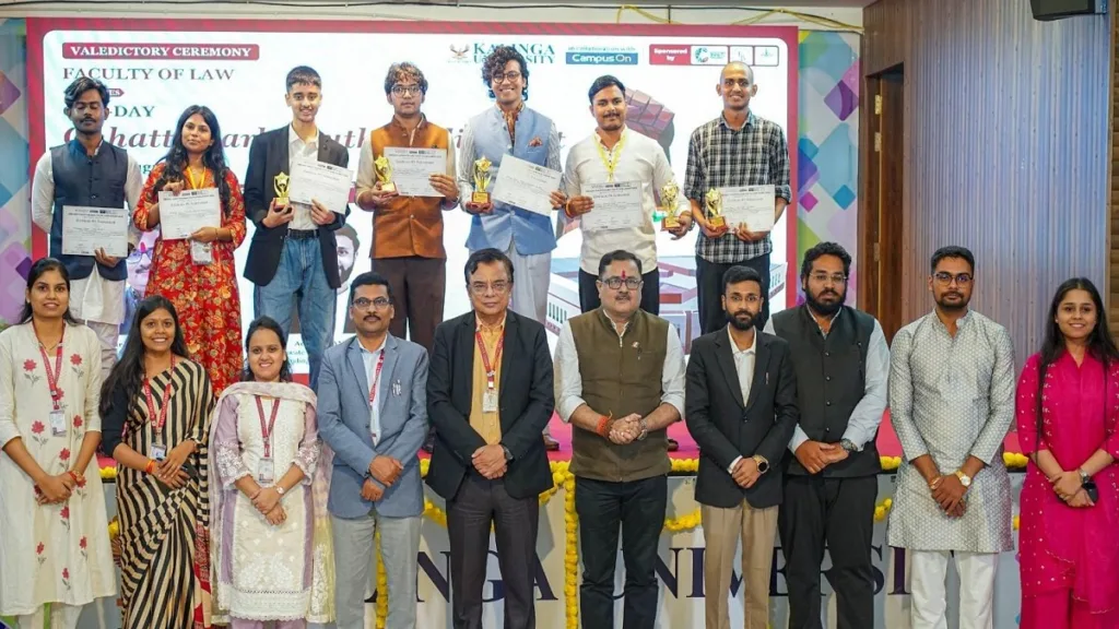 कलिंगा यूनिवर्सिटी में आयोजित छत्तीसगढ़ युवा संसद 2026 के समापन समारोह में अतिथियों के साथ सम्मानित प्रतिभागी