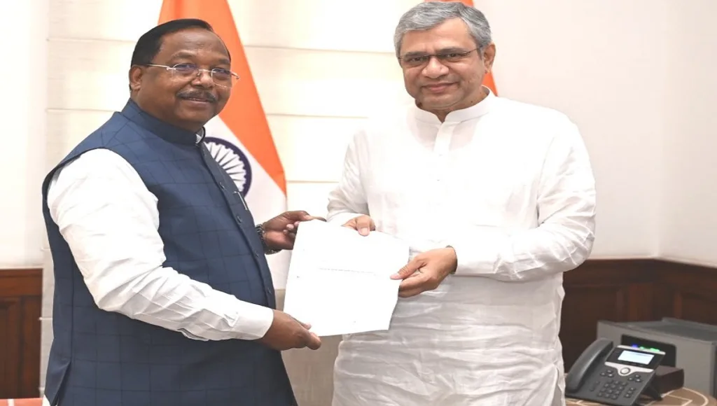 नई दिल्ली में केंद्रीय रेल मंत्री अश्विनी वैष्णव को मांग पत्र सौंपते छत्तीसगढ़ के मंत्री रामविचार नेताम