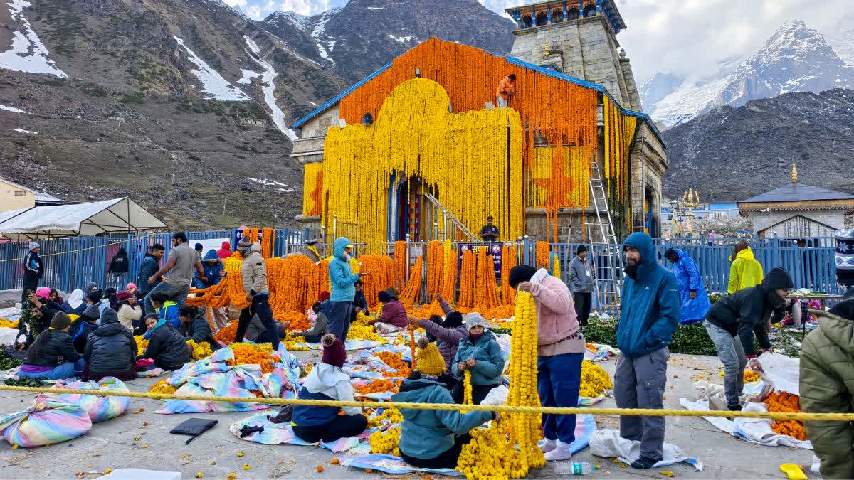 उत्तराखंड चारधाम यात्रा के दूसरे चरण की तैयारियों के बीच केदारनाथ धाम में दर्शन करते श्रद्धालुओं का दृश्य।