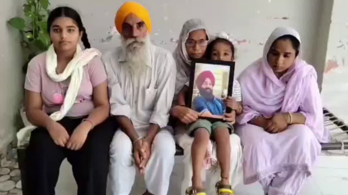 सऊदी अरब में मृत्युदंड की सजा पाए पठानकोट के बलजिंदर सिंह की तस्वीर के साथ उनका पीड़ित परिवार।