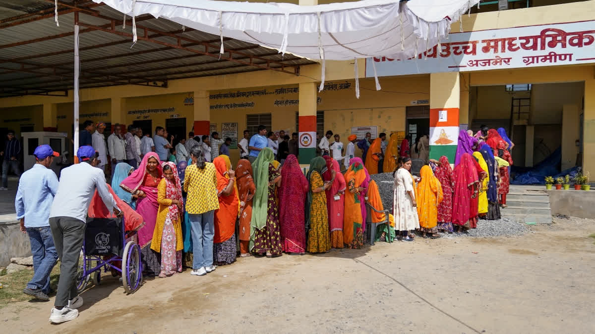 राजस्थान निकाय चुनाव के दौरान अजमेर के मतदान केंद्र पर वोट देने के लिए कतार में खड़ी महिलाएं