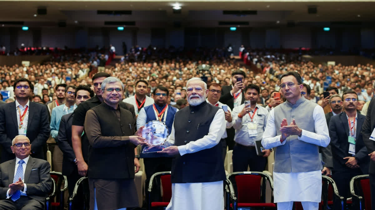 नई दिल्ली में SEMICON India 2026 के दौरान अश्विनी वैष्णव ने Semicon 2.0 की घोषणा की।