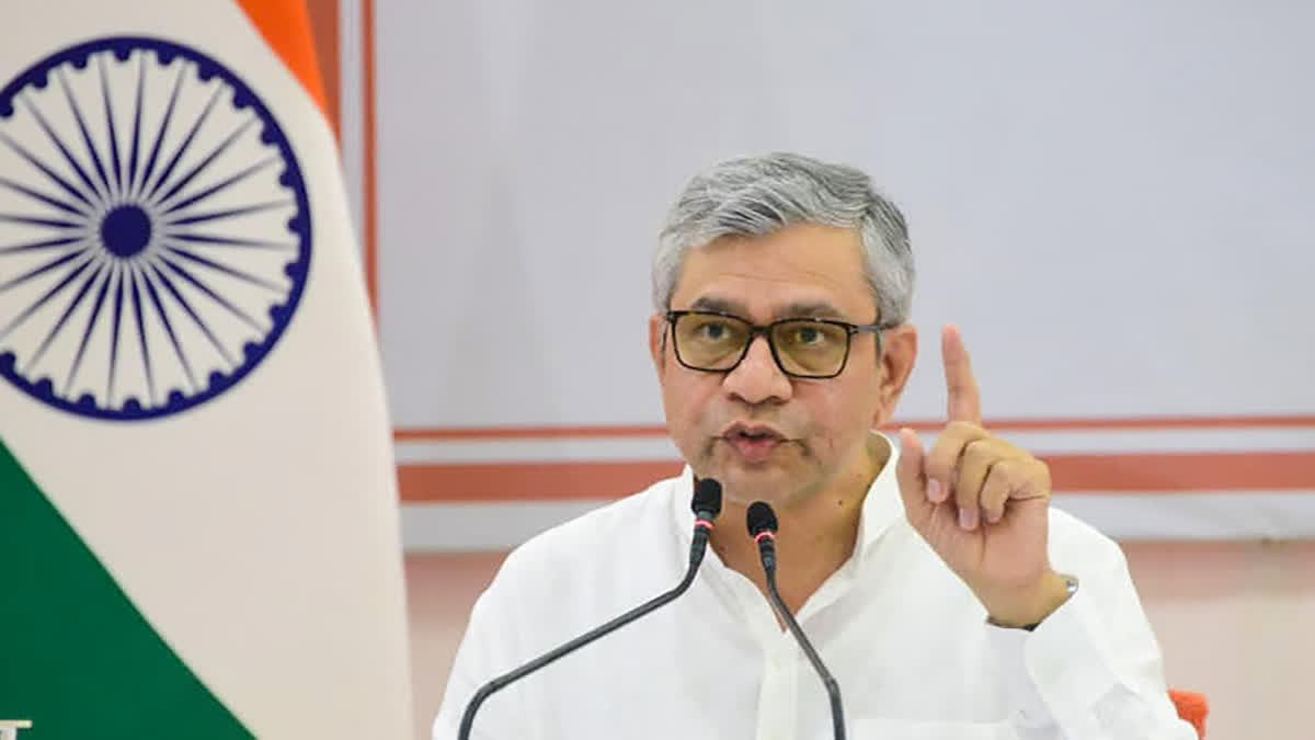 नई दिल्ली में फिल्मों में एंटी-ड्रग चेतावनी अनिवार्य करने पर सूचना एवं प्रसारण मंत्रालय का फैसला।