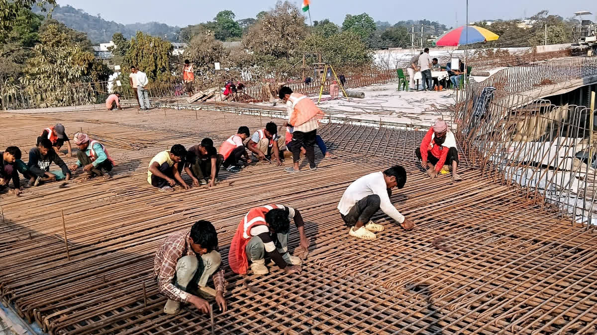 सुप्रीम कोर्ट द्वारा निर्माण श्रमिकों की व्यावसायिक सुरक्षा याचिका पर नोटिस जारी करने से जुड़ी प्रतीकात्मक तस्वीर।