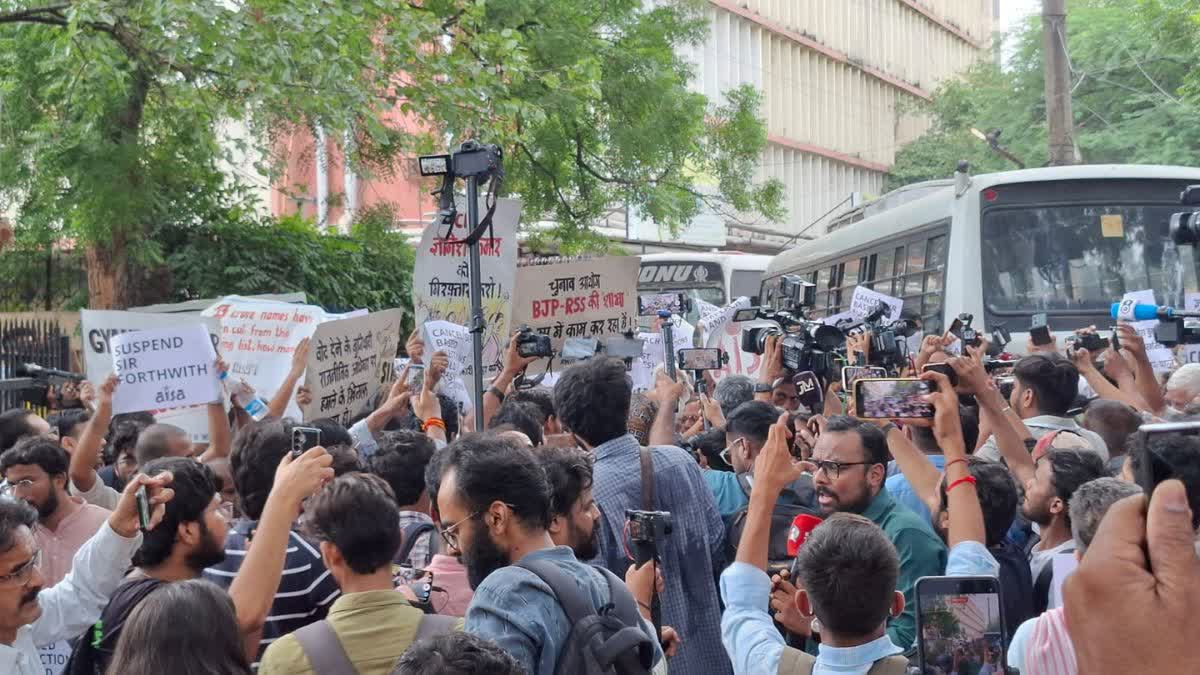 दिल्ली के जंतर-मंतर पर प्रदर्शन के दौरान पुलिस द्वारा हिरासत में लिए जाते सामाजिक कार्यकर्ता और नागरिक।