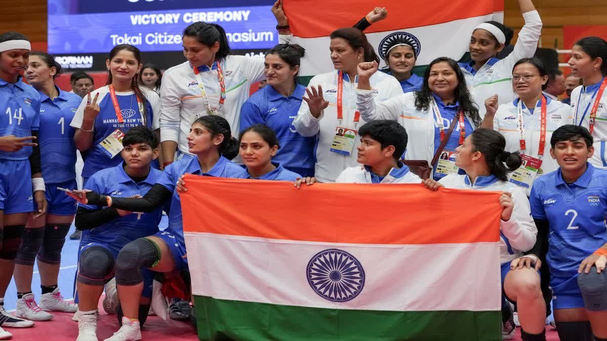 एशियन गेम्स में गोल्ड मेडल जीतने के बाद भारतीय महिला कबड्डी टीम का जश्न।