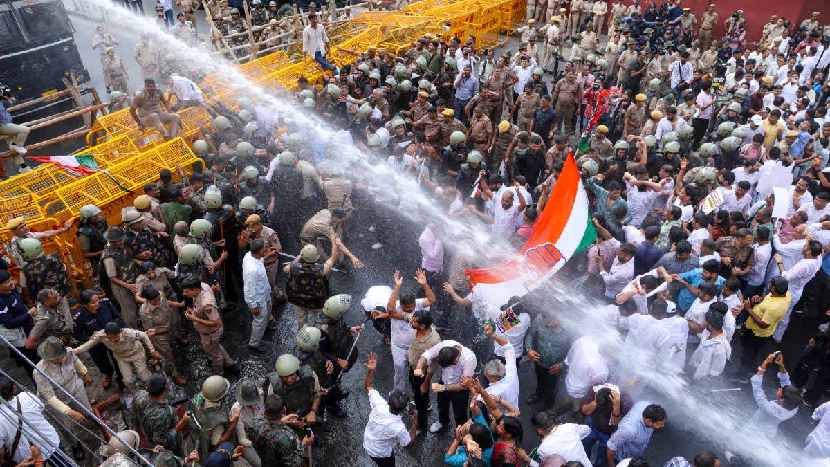 श्रीनगर में मुख्य चुनाव आयुक्त के खिलाफ प्रदर्शन के दौरान कांग्रेस सांसद पवन खेड़ा और पार्टी कार्यकर्ता।