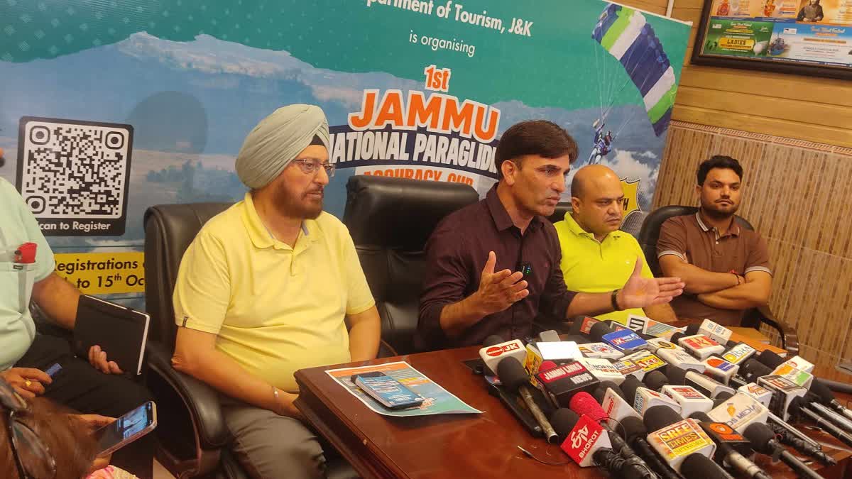 जम्मू के ऐथम में पहली नेशनल पैराग्लाइडिंग एक्यूरेसी कप आयोजन की तैयारी करते पैराग्लाइडर पायलट।