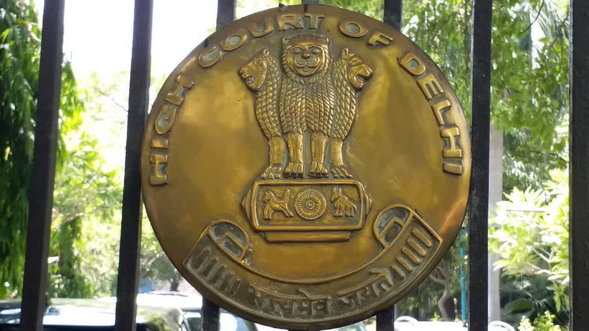दिल्ली उच्च न्यायालय द्वारा चलती कार से वर्चुअल सुनवाई में भाग लेने पर वकील पर जुर्माना लगाने की खबर।