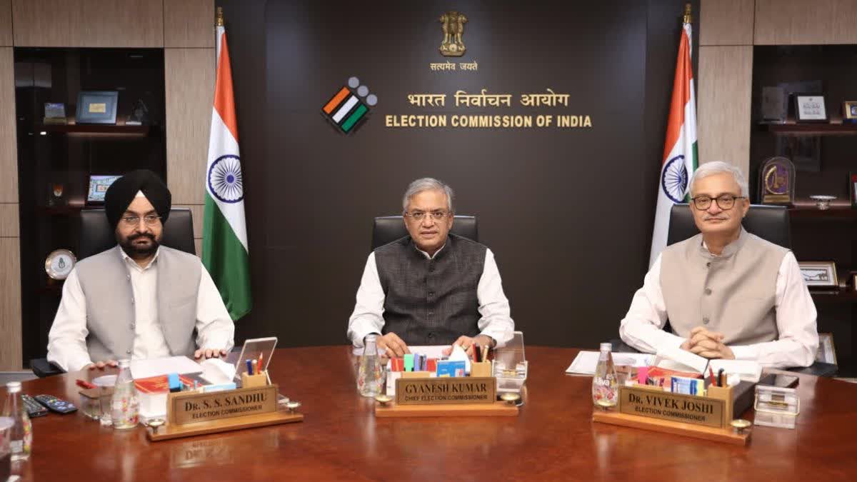 मुख्य चुनाव आयुक्त ज्ञानेश कुमार और चुनाव आयुक्त सुखबीर सिंह संधू तथा विवेक जोशी निर्वाचन आयोग बैठक में।