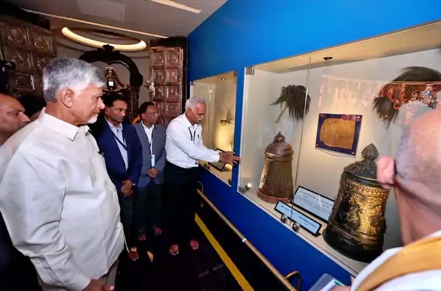 तिरुमाला में मुख्यमंत्री चंद्रबाबू नायडू द्वारा आधुनिक एसवी संग्रहालय के उद्घाटन की तस्वीर।