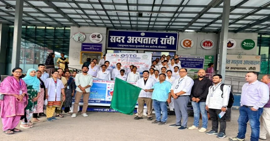 रांची सदर अस्पताल से निकाली गई एचआईवी एड्स जागरूकता रैली में शामिल स्वास्थ्यकर्मी