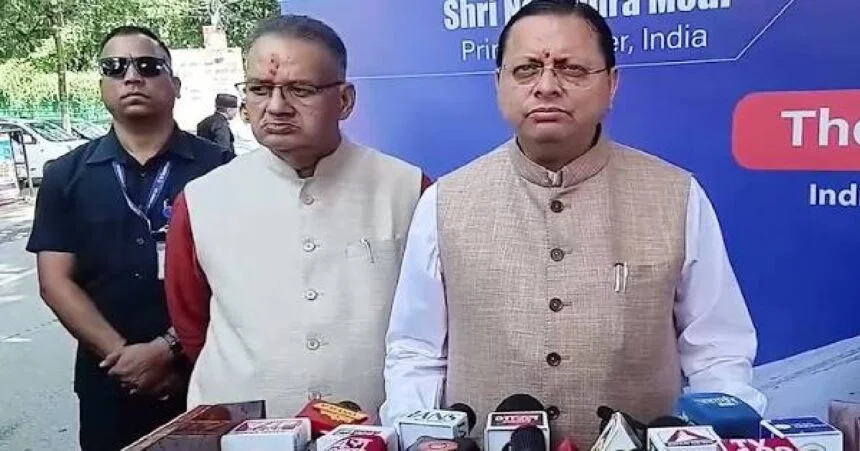 देहरादून में प्रेस वार्ता के दौरान कांग्रेस पर हमला बोलते उत्तराखंड के मुख्यमंत्री पुष्कर सिंह धामी