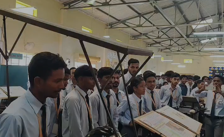 गुमला पॉलिटेक्निक कॉलेज में इंजीनियर्स डे, छात्रों ने दिखाए मॉडल