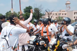 कौशाम्बी में सेवा संकल्प यात्रा का स्वागत, भाजपा कार्यकर्ताओं ने किया माल्यार्पण रिपोर्ट: शनि राज वर्मा | लोकेशन: कौशाम्बी कौशाम्बी के तिल्हापुर मोड़ चौराहे पर शनिवार को सेवा संकल्प यात्रा पहुंची। प्रधानमंत्री नरेंद्र मोदी के जन्मदिन के अवसर पर निकाली जा रही इस बाइक यात्रा का भाजपा कार्यकर्ताओं ने माल्यार्पण कर स्वागत किया। आयोजकों के मुताबिक, यात्रा में सैकड़ों बाइक सवार शामिल हैं। स्वागत कार्यक्रम के दौरान यात्रियों को जलपान भी कराया गया। इसके बाद यात्रा अपने अगले पड़ाव के लिए रवाना हो गई। तिल्हापुर मोड़ चौराहे पर हुआ यात्रा का स्वागत शनिवार को कौशाम्बी के तिल्हापुर मोड़ चौराहे पर सेवा संकल्प यात्रा पहुंचने पर भाजपा कार्यकर्ताओं ने यात्रियों का स्वागत किया। इस दौरान कार्यकर्ताओं ने माल्यार्पण कर उनका अभिनंदन किया। स्वागत कार्यक्रम में प्रदेश उपाध्यक्ष पूजा पाल, भाजपा जिलाध्यक्ष धर्मराज मौर्य, जिला उपाध्यक्ष नितिन पासी और मंडल मंत्री नेवादा राम गोपाल सोनी सहित कई कार्यकर्ता मौजूद रहे। प्रधानमंत्री के जन्मदिन पर निकाली गई बाइक यात्रा आयोजकों के अनुसार, प्रधानमंत्री नरेंद्र मोदी के जन्मदिन के अवसर पर निकाली गई इस बाइक यात्रा में सैकड़ों बाइक सवार शामिल हैं। यह यात्रा प्रधानमंत्री की कर्मभूमि से जन्मभूमि तक निकाली जा रही है। यात्रा में सबसे आगे डीसीएम पर ‘सेवा संकल्प यात्रा’ लिखा कलश चल रहा है। सुरक्षा और स्वास्थ्य व्यवस्था के लिए साथ चल रही एंबुलेंस यात्रा के साथ सुरक्षा और स्वास्थ्य व्यवस्था के लिए दो एंबुलेंस भी चल रही हैं। आयोजकों के मुताबिक, बाइक सवारों का जत्था निर्धारित मार्ग से आगे बढ़ रहा है। भाजपा पदाधिकारियों और कार्यकर्ताओं ने किया स्वागत तिल्हापुर मोड़ चौराहे पर प्रदेश उपाध्यक्ष पूजा पाल, भाजपा जिलाध्यक्ष धर्मराज मौर्य, जिला उपाध्यक्ष नितिन पासी, मंडल मंत्री नेवादा राम गोपाल सोनी, युवा मोर्चा मंडल अध्यक्ष अंकित गुप्ता और शक्ति केंद्र संयोजक राजेंद्र केसरवानी ने यात्रियों का माल्यार्पण कर स्वागत किया। इस दौरान रमेश चौहान, पूर्व जिला मंत्री संदीप मिश्रा समेत अन्य कार्यकर्ता भी मौजूद रहे। यात्रियों को जलपान कराया गया। स्वागत के बाद अगले पड़ाव के लिए रवाना हुई यात्रा तिल्हापुर मोड़ चौराहे पर स्वागत कार्यक्रम संपन्न होने के बाद सेवा संकल्प यात्रा अपने अगले पड़ाव के लिए रवाना हो गई।