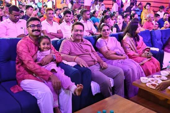 देवरिया पुलिस लाइन में श्रीकृष्ण जन्माष्टमी पर पूजा-अर्चना करते एसपी अभिजीत आर शंकर और जनप्रतिनिधि