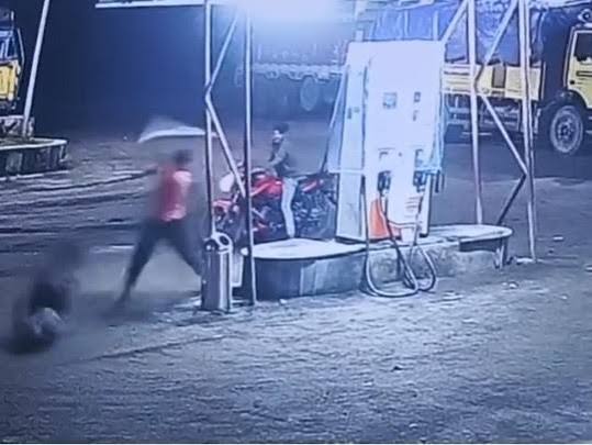अनूपपुर में पेट्रोल पंप कर्मचारी से मारपीट के मामले में गिरफ्तार आरोपी पुलिस हिरासत में।