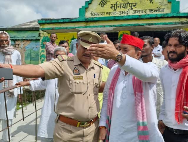 कन्नौज के तिर्वा में मर्ज विद्यालय में शिक्षकों के सम्मान को लेकर पुलिस और सपा नेताओं की नोकझोंक